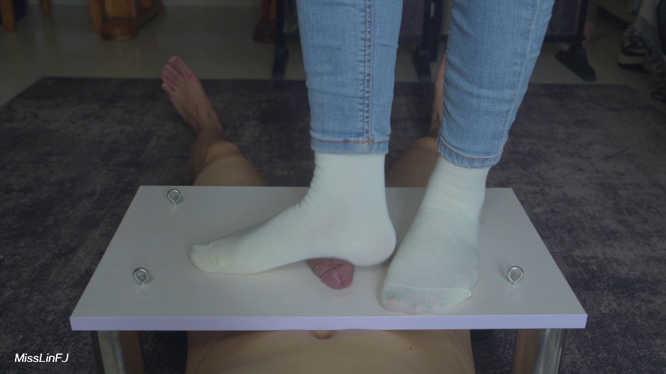 MissLinFJ - Jeans And White Socks Crush Cock - UltraHD 2160p